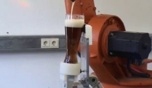 Robot programmé pour servir des bière sans mousse!