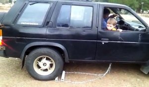 Il répare la marche arrière de son automobile de façon ingénieuse !