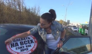 Des russes collent des stickers sur les voitures qui ne roulent pas sur la route
