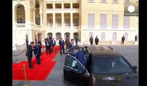 En visite au Caire, Poutine offre une kalachnikov au Président égyptien