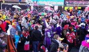 Carnaval de Dunkerque 2015: l'avant bande place Jean Bart