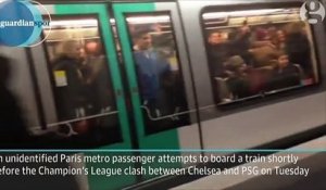Des supporters racistes de Chelsea empêchent un noir de monter dans le métro