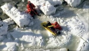 Une ado américaine secourue de l'eau glacée