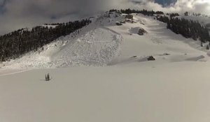 Une avalanche se déclenche sous ses skis