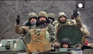 L'Ukraine annonce le début du retrait de ses armes lourdes dans l'Est