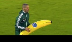 Vidéo: les supporters du Feyenoord Rotterdam lancent une banane géante à Gervinho