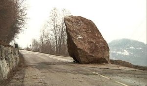 Vaste opération pour évacuer les énormes rochers sur la route des Ménuires et de Val Thorens