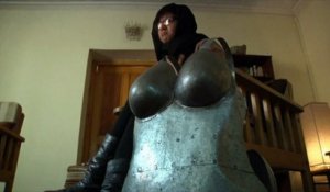 Vêtue d'une armure, elle dénonce le harcèlement de rue en Afghanistan