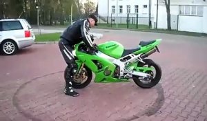 Drôle de façon de faire des burns avec sa moto