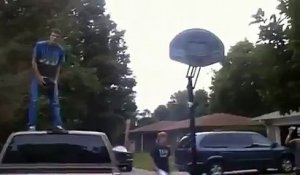 Le panier de basket lui tombe dessus alors qu'il fait un dunk