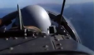Un avion de chasse suit un missile !