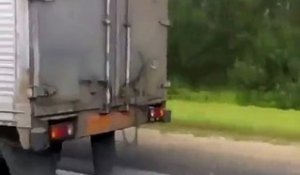 Un camion démoli sur l'autoroute en russie