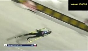 Un skieur perd l'équilibre en plein vol