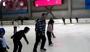 Il se tape la tête contre le bord de la patinoire