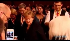 Angela Merkel goutte la bière allemande