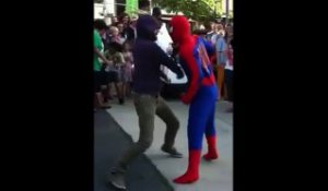 Demande en mariage en mode Spiderman