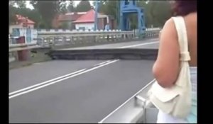 Un crétin se plante sur le pont-levis avec son vélo