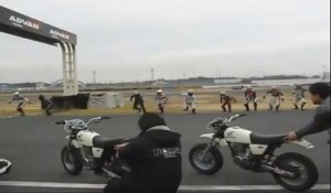 Un concurrent prend la moto d'un autre participant