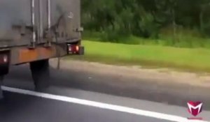 Un camion défoncé roule tranquille sur la route