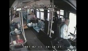 Un chauffeur d'autobus sauve une petite fille ...