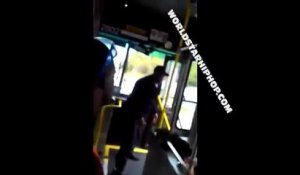 Une femme se prend un Uppercut par un chauffeur de bus !
