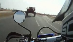 Comment passer en dessous d'un tracteur géant en moto ...