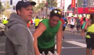 Coller des bouteilles d'eau à la table d'un stand pour le marathon de L.A.