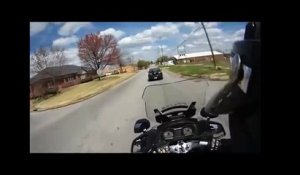 Course poursuite entre un motard de la police et une Crown Victoria black