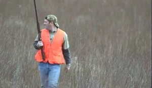 Un chasseur attrape un oiseau sans son fusil !