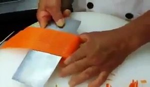 Un cuisinier coupe une carotte en fait un filet ! Waouw !