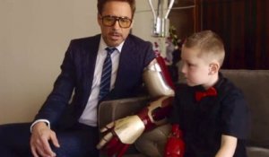 Robert Downey JR offre un bras bionique à un enfant handicapé