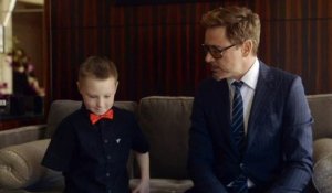 Robert Downey Jr. apporte un bras robotique à un enfant amputé.