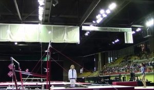 Super coach rattrape une gymnaste 2 fois pendant une finale (International Gymnix 2015)
