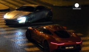 James Bond : l'Aston Martin et la Jaguar de Spectre en pleine poursuite dans les rues de Rome