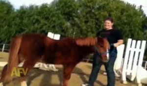 Elle tente de Monter à Cheval mais ce qui lui arrive est à Mourir de Rire