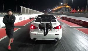 Une Lexus ISF s'envole dans les airs pendant une course de dragster