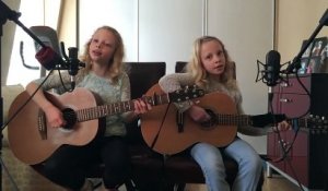 Ces 2 jeunes filles sont les stars de demain ! Elles reprennent I'm yours de Jason Mraz ! Splendide !