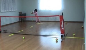 Maki Otomo, 4 ans, surdouée du tennis