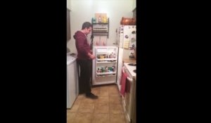 Il apprend qu'il va etre papa en trouvant des bières dans le frigo!