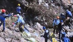 Crash dans les Alpes : les enquêteurs au travail sur le site