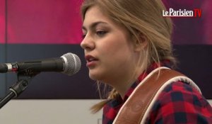 Louane chante «Tourne» en live au Parisien