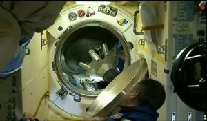Trois astronautes débarquent dans l'ISS pour une mission inédite
