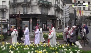VIDEO. Le chemin de croix se faufile dans les rues de Blois.
