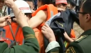 Chine : grue de construction, poulies et cordes pour sauver des ouvriers de la noyade