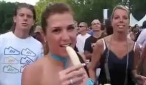 Ce qu'elle Fait avec cette Banane est Vraiment IMPRESSIONNANT