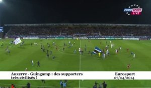 Auxerre - Guingamp : les supporters envahissent trop tôt le terrain
