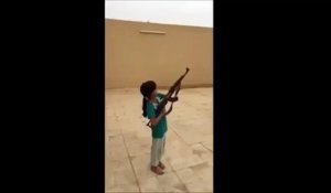 Une Gamine avec un AK-47 Manque de Tuer son Père qui Filme