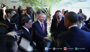 Poignée de main historique entre Obama et Castro au Panama