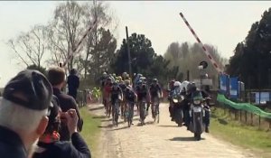 Des cyclistes ignorent un passage à niveau (Paris-Roubaix)