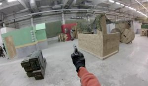 Joueur d'airsoft au pistolet en Russie (POV)